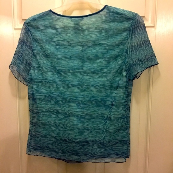 𝅺crop top poly mesh wave pattern overlay lined short sleeve v-neck summer top. - Picture 6 of 9